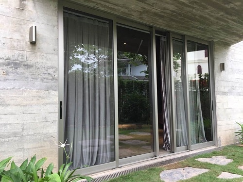 Cửa nhôm lùa Tostem, hình ảnh cho chất lượng và sự an tâm của khách hàng