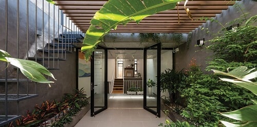Nhà với kiến trúc hiện đại và cửa đi mở quay 2 cánh