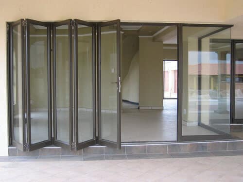 Cửa xếp lùa 4 cánh mỗi bên, đòi hỏi không gian sống phải thực sự thoải mái
