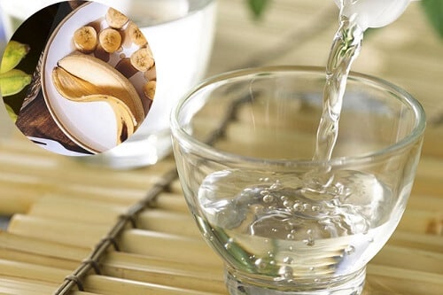 Giấm trắng làm mòn lớp kim loại nhôm bị xỉn màu