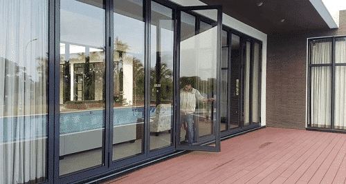 Nhà phố với hồ bơi và cửa xếp lùa nhôm kính