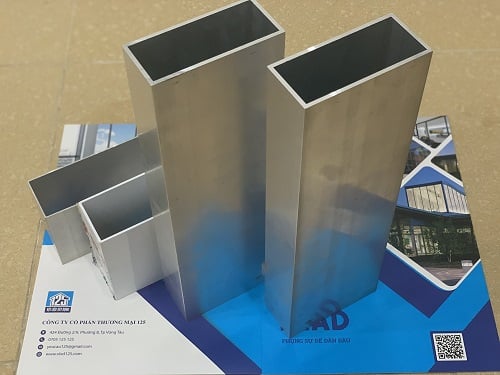 Nhôm Alumen có kết cấu và mẫu mã tương đối giống với Xingfa trên thị trường