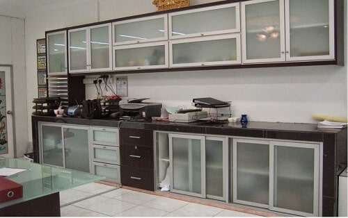Tủ bếp nhôm kính dần thay thế cho tủ gỗ