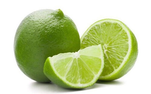 Chanh có tính axit, dễ dàng loại bỏ các vết đen của nồi nhôm