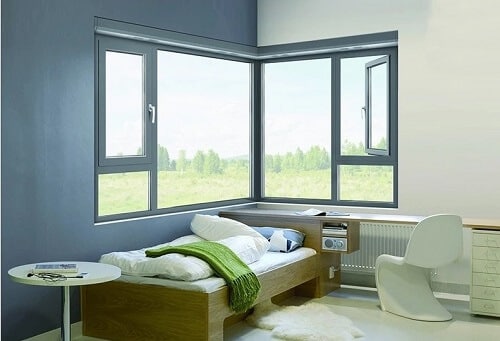 Cửa sổ được thiết kế đơn giản nhưng tinh tế