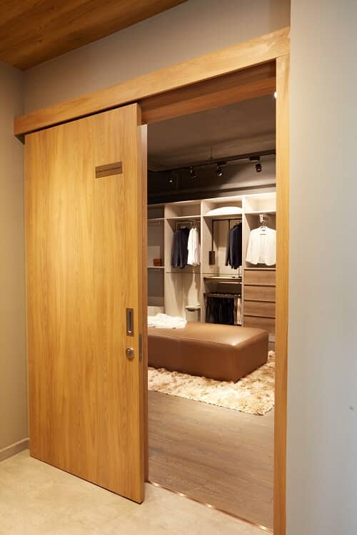 Cửa lùa được làm từ gỗ