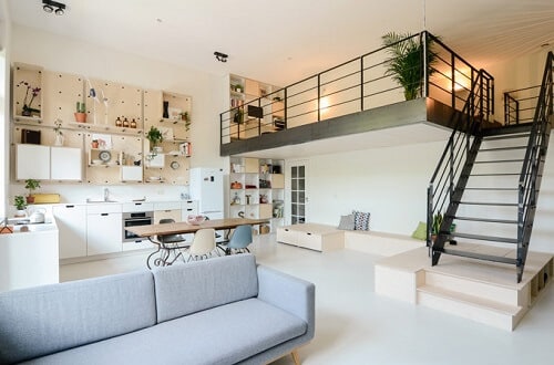 Bố trí kệ tường để những đồ lặt vặt trong nhà giúp không gian trông lớn hơn