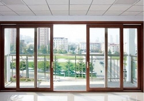 Cửa nhôm kính được lắp để gia chủ có cái nhìn tổng thể bên ngoài