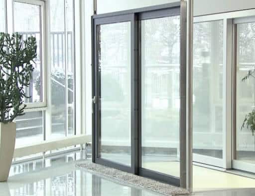 Cửa lùa nhôm kính được sử dụng trong tòa nhà lớn