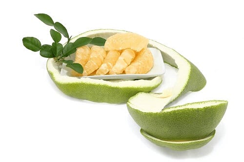 Vỏ bưởi loại bỏ các vết đen trên nồi nhôm