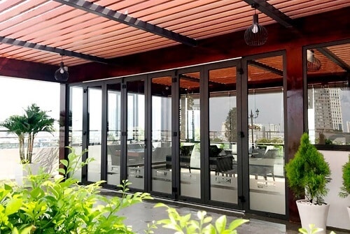 Toàn bộ không gian đều được lấp đầy bởi nhôm kính