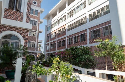 Công trình mang lối kiến trúc Châu Âu kết hợp với những loại vật liệu hiện đại làm gia tăng vẻ uy nghiêm, yên bình và thân thiện với môi trường. Cửa đi và cửa sổ của tu viện sử dụng nhôm màu anod kết hợp với tường ốp đá làm nổi bật lên sự sang trọng cho khuôn viên tu viện.