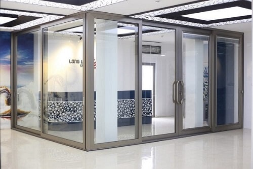 Cửa nhôm kết hợp với kính tạo thành không gian mở giúp gia chủ đắm mình cùng thiên nhiên, không gian sống chan hòa ánh nắng mặt trời. Cửa nhôm kính còn giúp lưu thông khí tốt hơn, thời hạn sử dụng được kéo dài mà không cần bảo trì, bảo dưỡng quá nhiều.