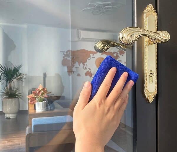 Vết bẩn dễ dàng xuất hiện trên bề mặt nhôm sau một thời gian sử dụng