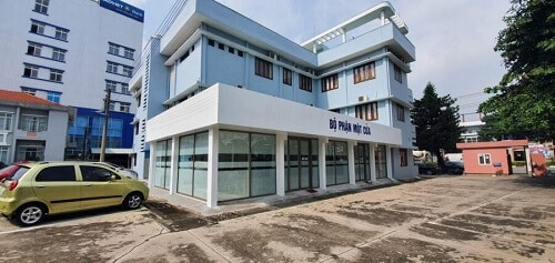 Mọi suy nghĩ, tâm tư đều đổ dồn vào việc lựa chọn hệ nhôm nào, thiết kế ra sao để tôn lên nét kiến trúc đặc biệt, nhưng vẫn đảm bảo công năng sử dụng. Trải qua những lần họp bàn và lựa chọn, hệ mặt dựng 100 và hệ cửa LV56 đã được lựa chọn trong việc xây dựng phòng Tiếp dân của cục thuế Bình Dương.