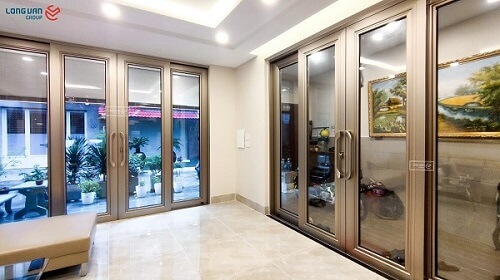 Với phong cách thiết kế hiện đại và sáng tạo, gia chủ dễ dàng bỏ qua những lựa chọn cửa nhôm sơn thông thường. Trong quá trình làm việc cùng Long Vân, gia chủ đã lựa chọn cho mình dòng cửa nhôm Anode màu ST2E (màu vàng Cát, mang ý nghĩa Đại Cát Đại Lợi) với tone màu sáng nhẹ, có khả năng tán xạ ánh sáng, biến không gian nhỏ trở nên rộng rãi hơn.
