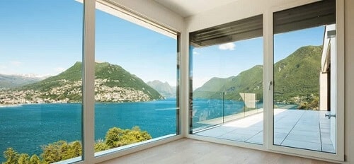 Mang phong cách hiện đại với lối kiến trúc tối giản, cửa xếp lùa tô điểm thêm cho vẻ đẹp ngôi nhà, tối ưu lượng không khí lưu thông và phản ánh được gu thẩm mỹ cao của gia chủ
