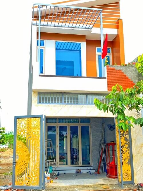 Tone màu nóng được sử dụng trong toàn bộ ngôi nhà tượng trưng cho sự phá cách và giàu năng lượng. Giống như tính chất của màu, tone nóng khuấy động không khí náo nhiệt và hào hứng, tạo nên một cảm giác vui tươi, ấm áp.