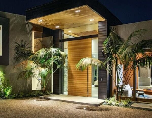 Khi không kết hợp cùng kính, cửa nhôm giả gỗ trông bề thế và cứng cáp hơn
