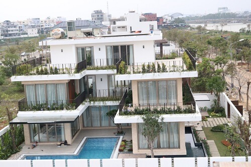 Lấy cảm hứng chính thiết kế mang hơi hướng của vùng Địa Trung Hải, kết hợp với những gì tinh tế nhất của kiến trúc thành thị, để tạo nên mối liên kết liền mạch giữa không gian bên trong và bên ngoài ngôi nhà.