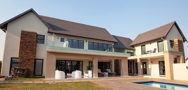 Kiến trúc ngôi nhà khá giản dị với toàn bộ cửa được làm từ nhôm kính