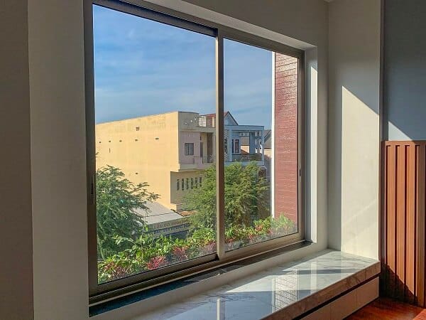 Cửa nhôm giúp không gian thoáng và tràn ngập ánh sáng