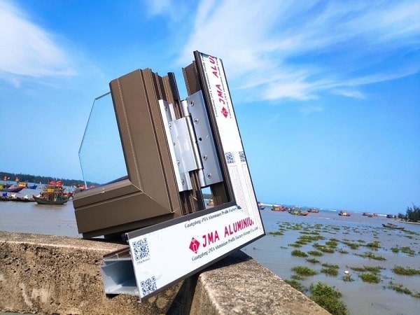 Cửa nhôm JM thế hệ mới được làm từ thanh nhôm định hình nhập khẩu