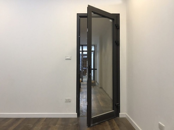 Đây là mẫu cửa kính có kích cỡ nhỏ, cấu trúc cửa đơn giản