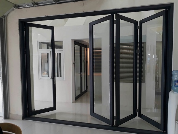 Mẫu cửa này thích hợp để làm cửa ra vào hoặc cửa ngăn cách với sân vườn cho các công trình nhà biệt thự
