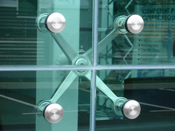Hệ Spider kết nối những tấm kính qua các chốt giữ kính có cấu tạo giống hình chân nhện