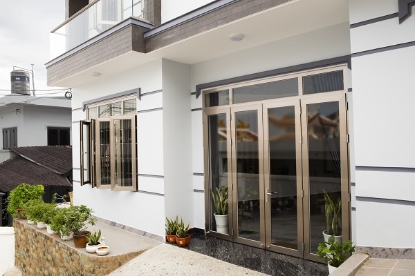 Cửa đi mở quay đa dạng có thể lắp đặt 1 cánh, 2 cánh, 4 cánh hoặc 6 cánh