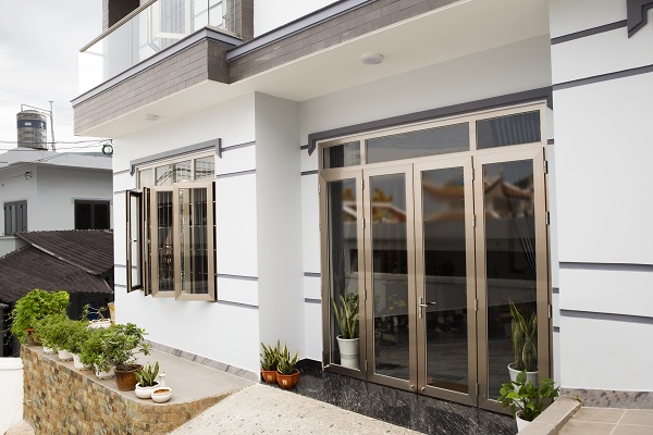 Cửa nhôm Long Vân màu Cát sang trọng với kiến trúc hiện đại