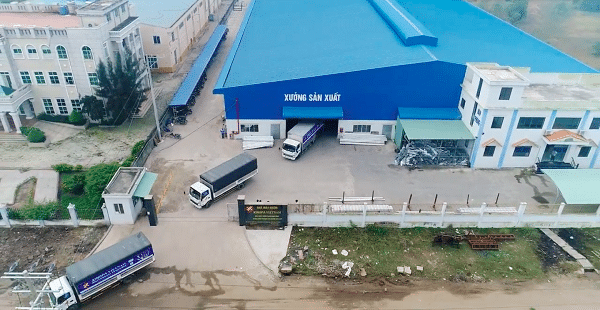 Công ty đầu tiên sản xuất dòng nhôm này là Công ty TNHH nhôm Xingfa được xây dựng thành lập năm 1984